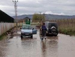 Yağmur yolu göle çevirdi