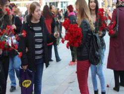 MHP’li kadınlardan 8 Mart karanfili
