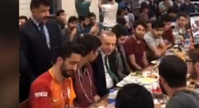 Cumhurbaşkanı Erdoğan gençlerle sahur sofrasında buluştu