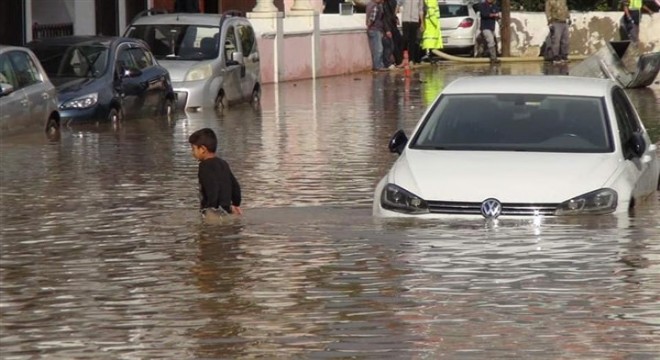 Mersin'de sel hayatı olumsuz etkiledi